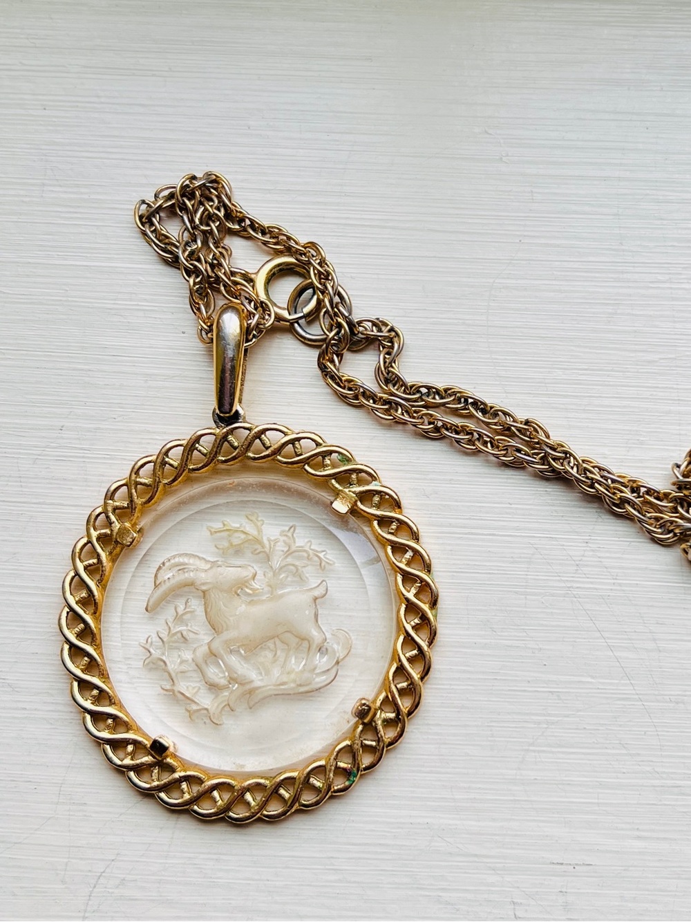 Vintage Crown Trifari Capricorn Intaglio Glass Pendant On Gold Tone Necklace 20”